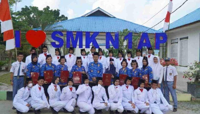 HUT ke-77 RI, 12 Guru SMKN I Air Putih Terima Kado Istimewa dari Presiden Jokowi&nbsp;