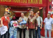 Hasyim dan Wong Chun Sen Bagikan Sembako saat Hadiri Perayaan Ulambana di Vihara Nam Hai Kwan-Im