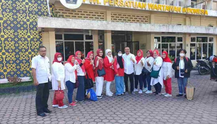 Melepas Rombongan Family Gathering IKWI, Farianda: Program Kedepan Lebih Ditingkatkan