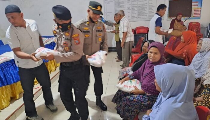 Kapolsek Labuhan Ruku Bantu 100 Sak Beras ke Yayasan dan Pesantren