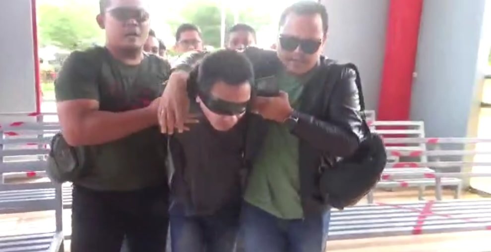 Indra Saragih alias Lana, tahanan Kejari Kisaran yang kabur, saat di giring dengan mata di lakban hitam dibawa ke dalam LP Labuhan Ruku. (Foto : Sholeh Pelka)