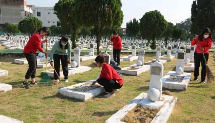 Kanwil Kemenkumham Sumut Bersihkan Makam Pahlawan Peringati HDKD ke-77