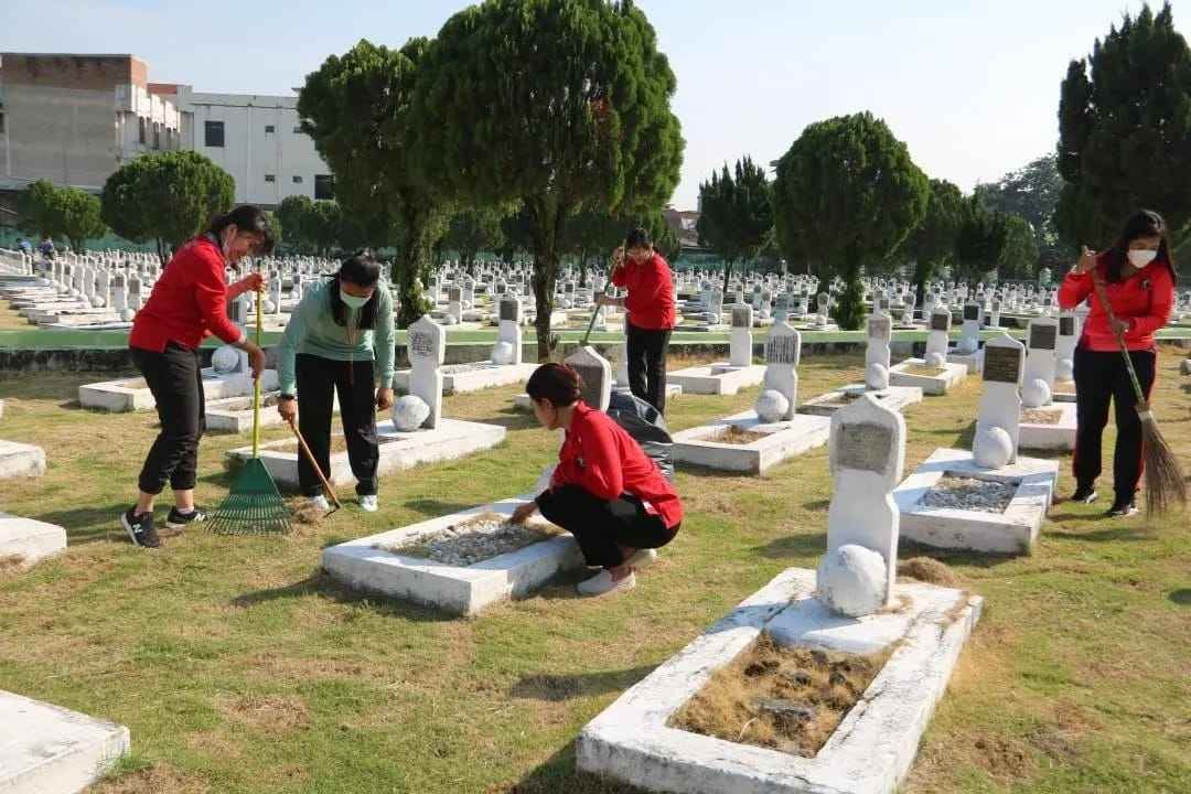 Kanwil Kemenkumham Sumut Bersihkan Makam Pahlawan Peringati HDKD ke-77