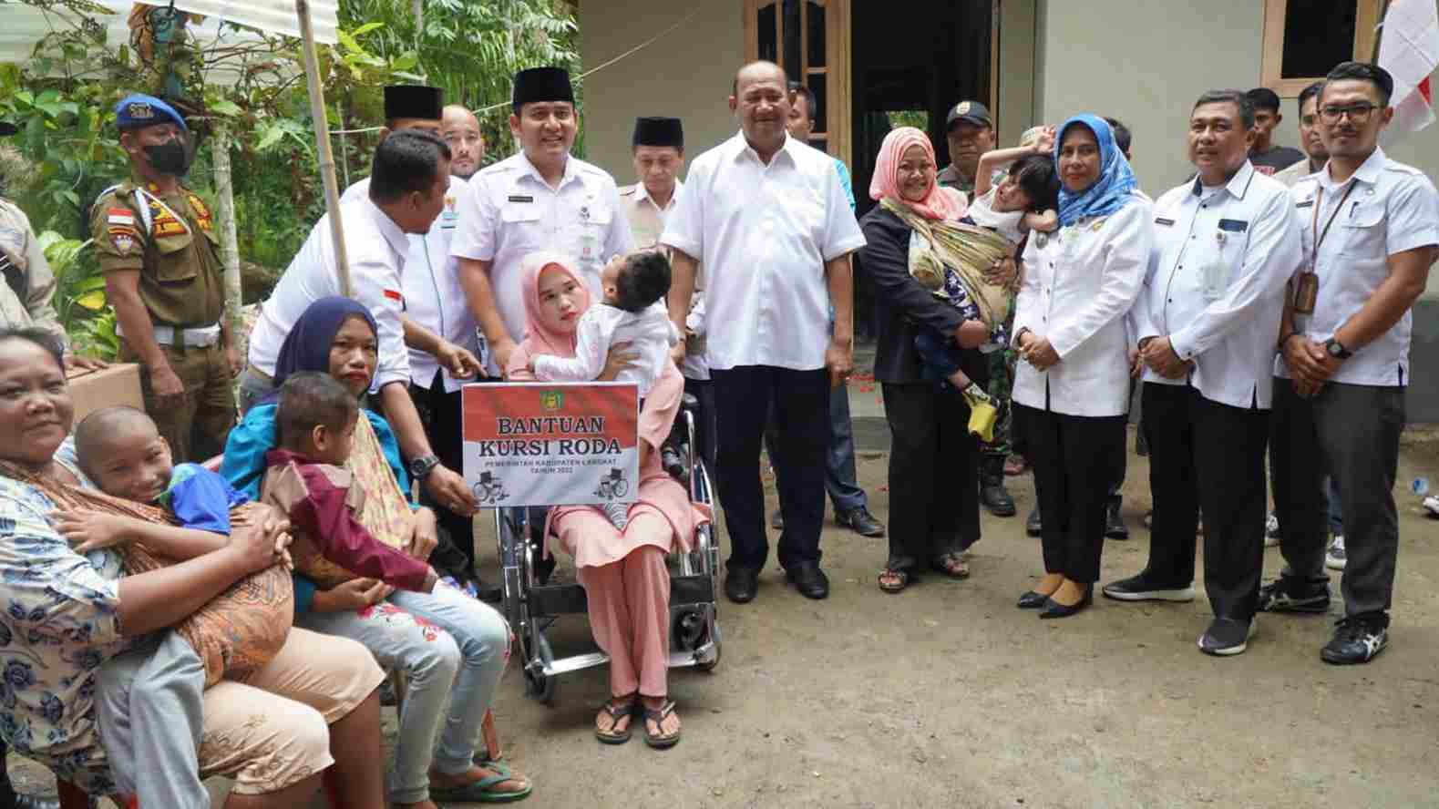 Kerjasama dengan Baznas Langkat, Plt Bupati Serahkan Kunci Rumah dan Kursi Roda