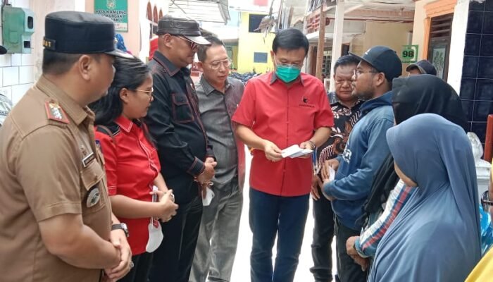 Ketua DPRD Medan bersama Fraksi PDIP Berikan Tali Asih Korban Kebakaran di Belawan II