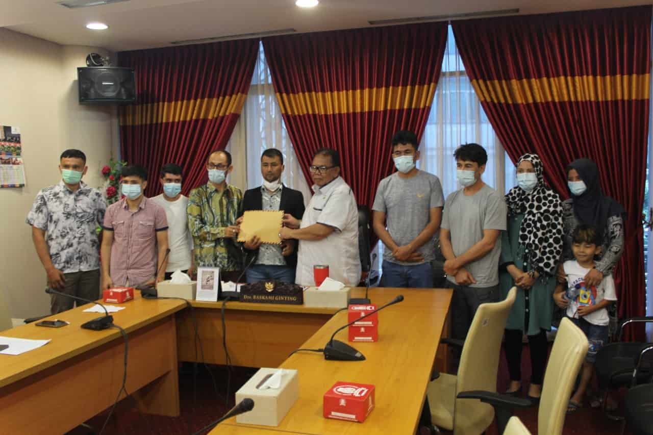 Ketua DPRD Sumatera Utara, Baskami Ginting saat menerima keluh kesah pengungsi Afghanistan. (Foto: Tim).