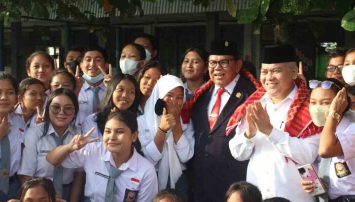 Ketua DPRD Sumut Sambangi SMAN 17 Medan, Sampaikan Penghargaan Siswa Berprestasi