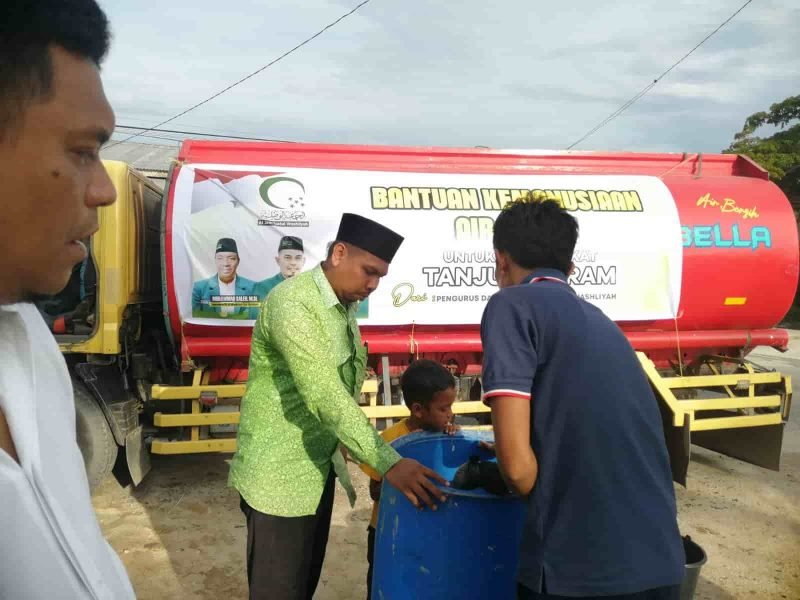 PD Alwashliyah Batu Bara, ketika menyalurkan air bersih di Talawi dan Tanjung Tiram, Kabupaten Batu Bara. (Poto : Humas)