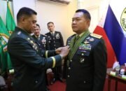 Panglima Angkatan Darat Filipina Anugerahi Jenderal Dudung Tanda Kehormatan “Combat Kagitingan Badge”