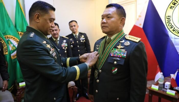 Panglima Angkatan Darat Filipina Anugerahi Jenderal Dudung Tanda Kehormatan “Combat Kagitingan Badge”