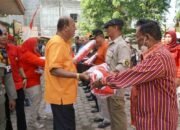 Plt Bupati Langkat Bagikan Bendera Merah Putih kepada Masyarakat
