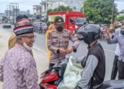 Polsek Indrapura Bersama Fokopimcam Kecamatan Air Putih Bagi Bendera Gratis