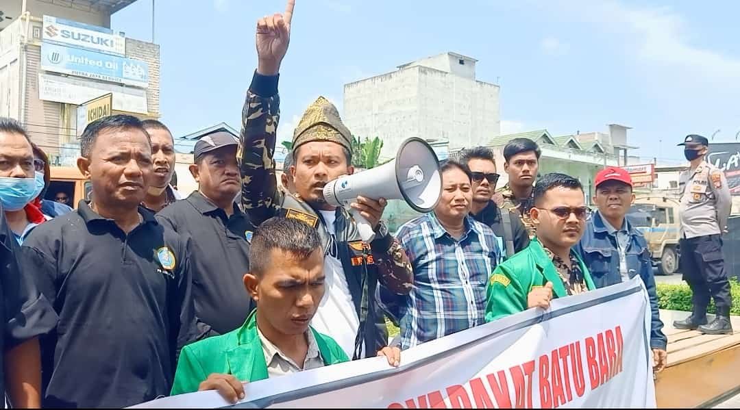 tergabung di belasan elemen masyarakat Batu Bara, gelar aksi damai, kecam sikap Fraksi Golkar Sumut, karena tidak berpihak untuk kepentingan masyarakat banyak. (Foto: Sholeh Pelka).