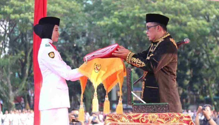 Wakil Wali Kota Medan Pimpin Upacara Penurunan Bendera Merah Putih di Lapangan Benteng