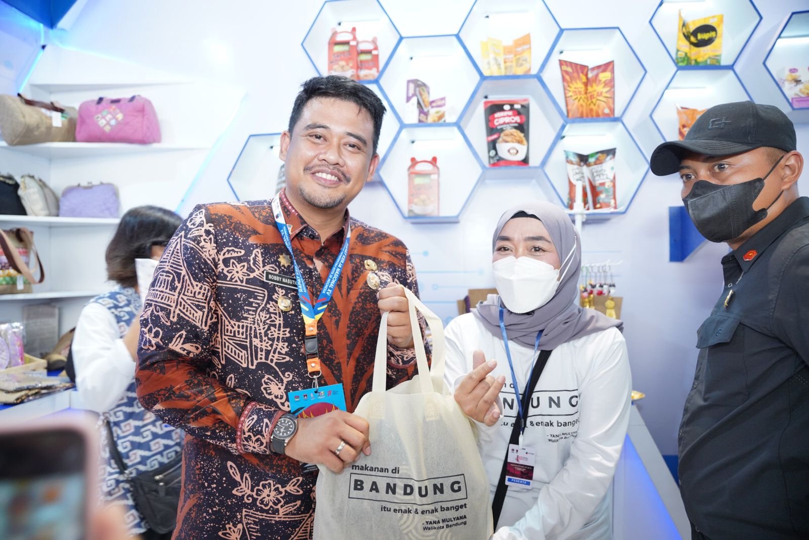 Wali Kota Medan Tinjau Stand UMKM di APEKSI Padang