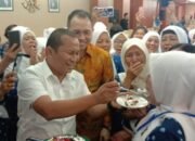 Guru PAUD Lakukan Aksi di DPRD SU, Rahmansyah Beri Kejutan Kue Ultah ke-17 Himpaudi