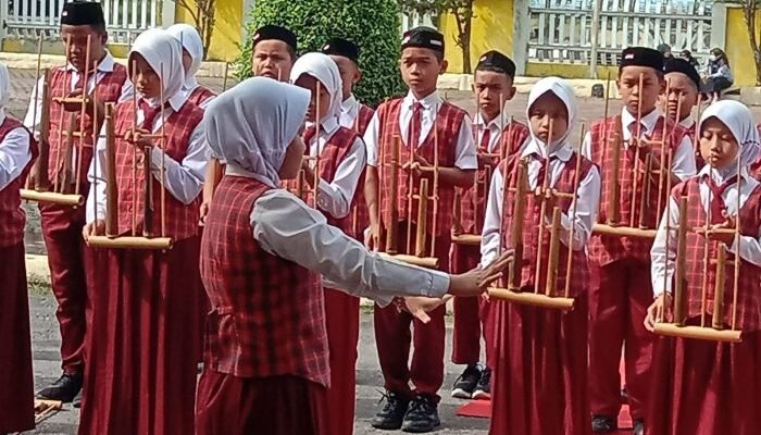 Anak-anak SD Meriahkan Hardikda Aceh ke-63 di Singkil