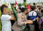 Bendera Dibuang OTK, HMI Bentrok dengan Polisi Saat Aksi Tolak Kenaikan BBM di DPRD Asahan