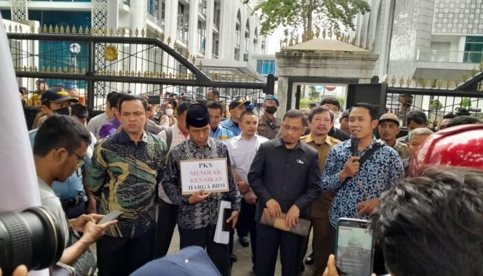 Buruh Demo di DPRD Sumut: Kenaikan Harga BBM Tidak Pro Rakyat!