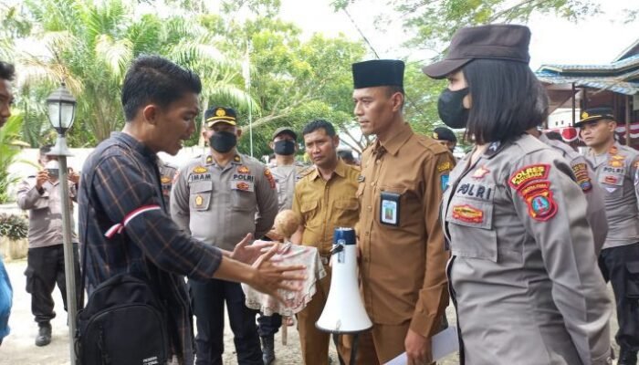 Dinilai Bungkam, Massa PEMDA Batu Bara Hadiahi ‘Patung Jelangkung’ ke Plt Kadisdik