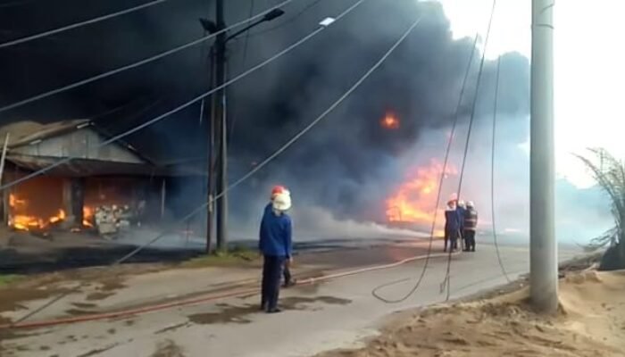 Gudang Penampungan Minyak Ilegal di Kertapati Palembang Terbakar