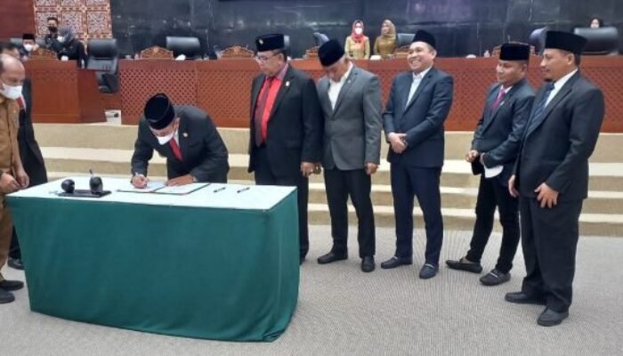 Dengan Catatan, DPRD dan Gubernur Tandatangani Keputusan Bersama terhadap RAPBD Sumut 2023 Rp13,971 T&nbsp;