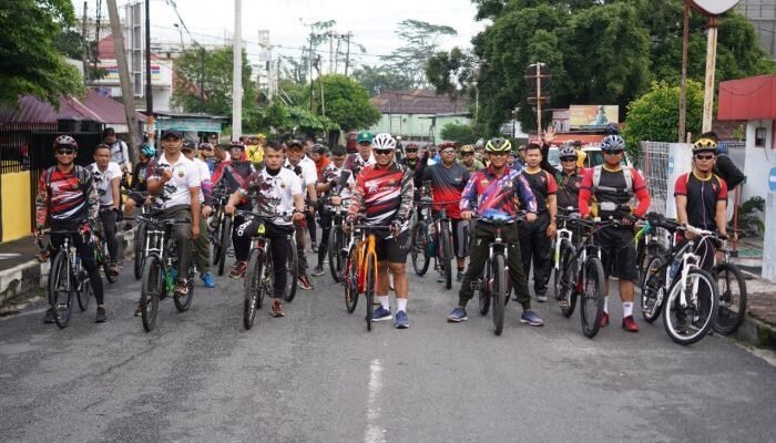Sambut HUT ke-77 TNI, Korem 022/PT Gelar Gowes dan Bansos Kepada Masyarakat di Nagori Bandar Selamat