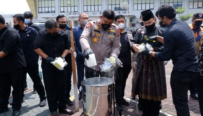 Polda Riau Musnahkan 243 Kg Sabu dan 405.527 Butir Ekstasi dari Jaringan Internasional