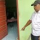 Kadus 3 Desa Teluk Air Kiri, Agus Salim, saat menunjukkan lokasi bayi yang ditemukan persis didepan pintu rumah Siti boru Sitorus. (Poto : Istimewa)