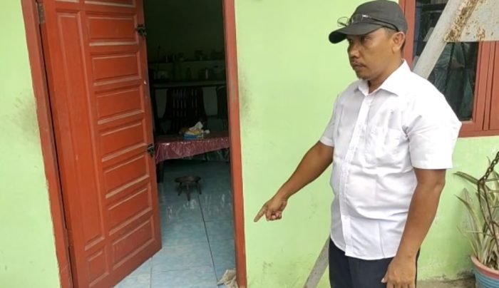Kadus 3 Desa Teluk Air Kiri, Agus Salim, saat menunjukkan lokasi bayi yang ditemukan persis didepan pintu rumah Siti boru Sitorus. (Poto : Istimewa)