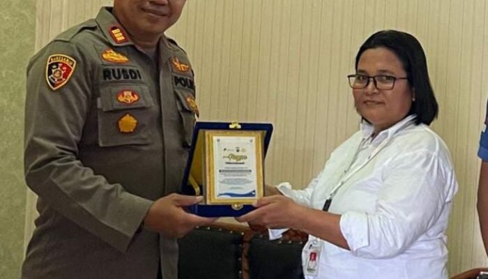 Berhasil Ungkap Kasus Pencurian, Kapolsek Lima Puluh Dapat Penghargaan Dari PT Mora Telematika