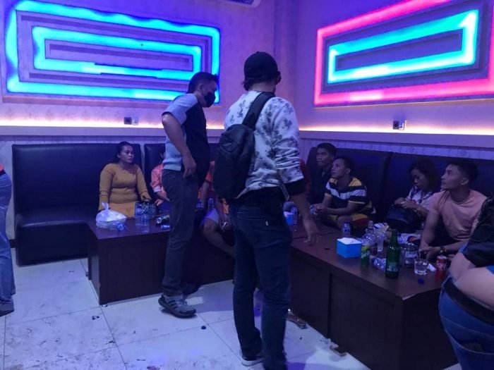 Kasat Narkoba Polres Batu Bara, AKP Sastrawan Tarigan saat mengamankan pengunjung di Room KTV Singapure Land, Sei Balai, 6 orang positif pengguna pil ekstasi. (Poto : Humas)