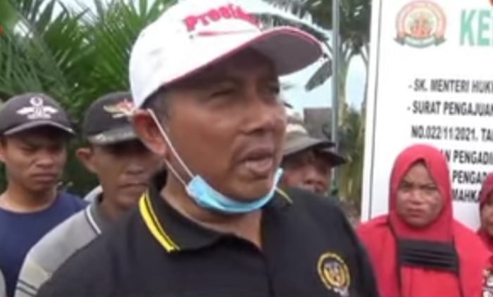 Ketua Koptan Rukun Sari, Ali Efendi, saat diwawancarai wartawan di Posko Koptan Rukun Sari. ( foto : Sholeh Pelka )