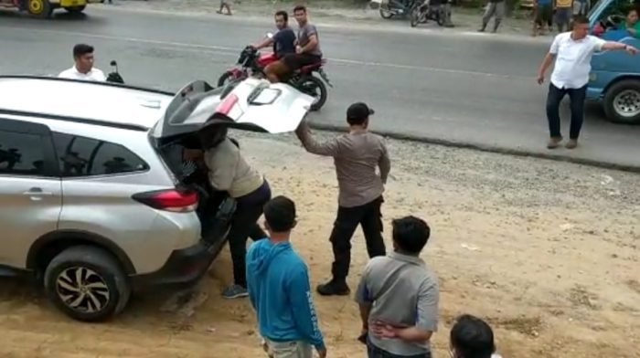 Pelaku yang diduga melakukan perampokan uang ratusan juta di masukkan Polisi kedalam mobil dan dibawa ke Mapolres Batu Bara. (Poto : Istimewa)