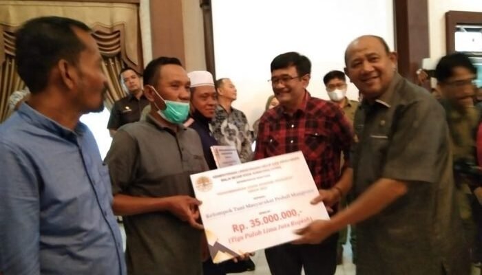 Plt Bupati Langkat, Komisi IV DPR RI dan BKSDA Sumut Serahkan Bantuan Usaha Produktif