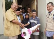 Plt Bupati Langkat Serahkan Kunci Bedah Rumah Warga Kurang Mampu di Hinai
