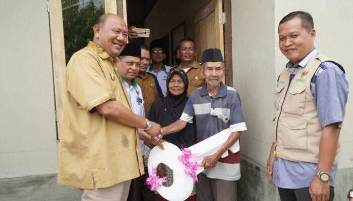 Plt Bupati Langkat Serahkan Kunci Bedah Rumah Warga Kurang Mampu di Hinai