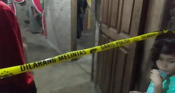 Rumah korban dipasang Police line oleh pihak kepolisian Polres Batu Bara. (Poto: Istimewa)