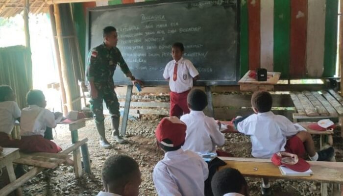 Satgas Yonif 126/KC Berikan Wawasan Kebangsaan di SD Inpres Fafinimbo