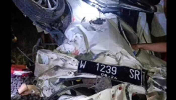 Terekam CCTV, Minibus Tertabrak KA di Perlintasan Tanpa Palang