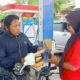 Warga yang hendak mengisi BBM terpaksa harus menunggu perobahan harga di mesin pompa, di SPBU Desa Titi Payung, Air Putih, Batu Bara. (Poto: Sholeh Pelka)