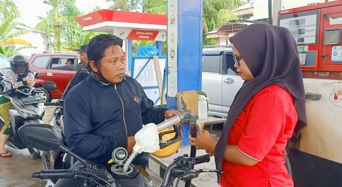 Warga yang hendak mengisi BBM terpaksa harus menunggu perobahan harga di mesin pompa, di SPBU Desa Titi Payung, Air Putih, Batu Bara. (Poto: Sholeh Pelka)
