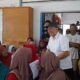 Bupati Zahir terlihat lepas ketika bercengkerama dengan warganya, di Kecamatan Sei Balai. (Poto : Humas)