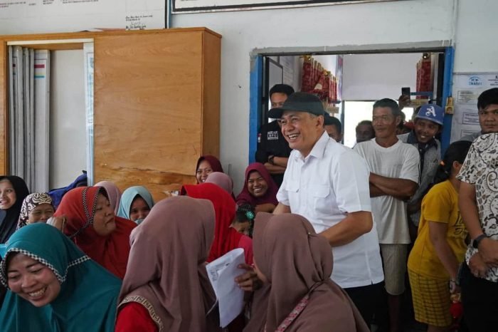 Bupati Zahir terlihat lepas ketika bercengkerama dengan warganya, di Kecamatan Sei Balai. (Poto : Humas)