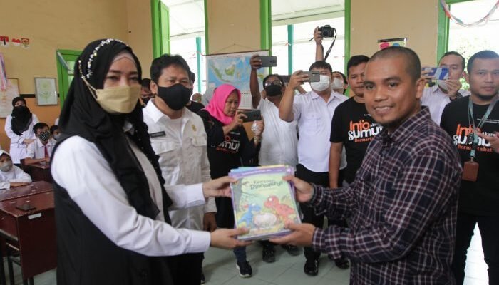 Dinas Kominfo Sumut bersama FWP Motivasi dan Serahkan Bantuan ke SDN di Pematangsiantar