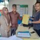 Fadli Mahsan, S. IP, M. Si, didampingi sang istri Dwi Andri Usni, saat menyerahkan berkas pendaftaran sebagai Bacalon Kades Bandar Sono kepada panitia. (Poto : Humas)