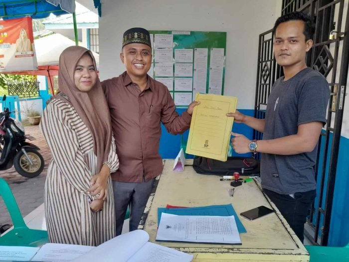 Fadli Mahsan, S. IP, M. Si, didampingi sang istri Dwi Andri Usni, saat menyerahkan berkas pendaftaran sebagai Bacalon Kades Bandar Sono kepada panitia. (Poto : Humas)