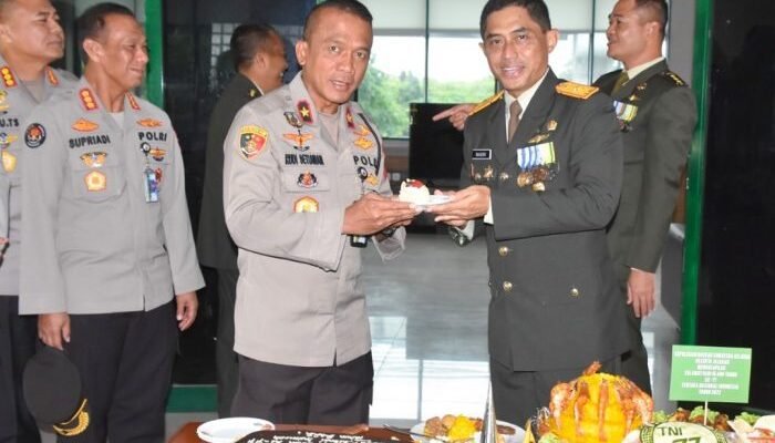 HUT ke-77 TNI, Wakapolda Sumsel Beri Kejutan kepada Danrem 044/Gapo