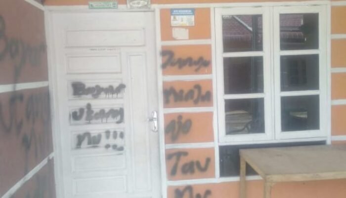 Seru! Tak Bayar Hutang, Rentenir Pilox Dinding Rumah ‘Bayar Utang Kau Jangan Pinjam Aja Tau Kau’