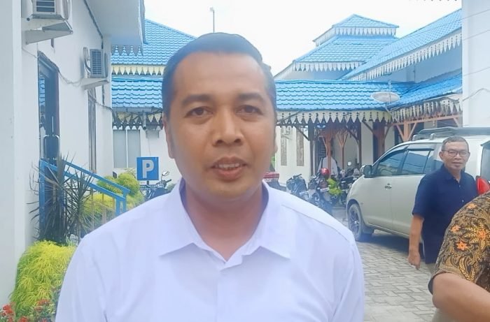 Ibnul Fandika saat memberikan keterangan kepada wartawan di halaman Kantor Bupati Batu Bara. (Poto : Sholeh Pelka)